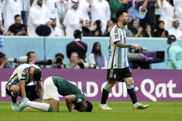아르헨티나의 리오넬 메시가 카타르 루사일의 루사일 스타디움에서 열린 월드컵 C조 아르헨티나와 사우디아라비아의 경기에서 패한 후 경기장을 나서고 있다.2022.11.23 AP연합뉴스