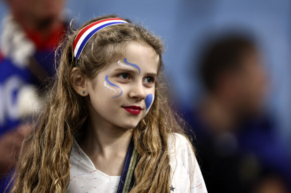 프랑스의 한 소녀 팬이 22일(현지시간) 카타르 알와크라 알자눕 스타디움에서 2022 카타르 월드컵 조별리그 D조 1차전 호주와의 경기가 시작되기를 기다리고 있다. 신화 연합뉴스