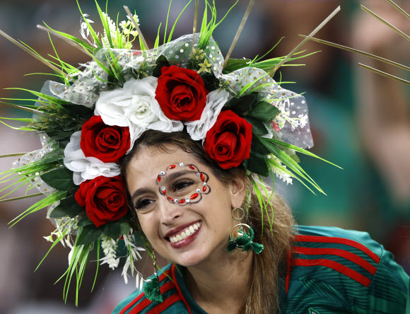 멕시코 축구팬이 22일(현지시간) 카타르 도하의 구칠사(974) 스타디움에서 열린 2022 카타르 월드컵 조별리그 C조 1차전 폴란드와의 경기중 열띤 응원을 하고 있다. 신화 연합뉴스