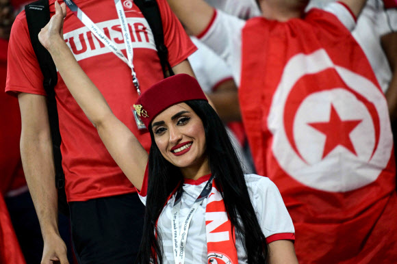튀니지 축구팬이 22일(현지시간) 카타르 알라이얀의 에듀케이션 시티 스타디움에서 열린  2022 카타르 월드컵 조별리그 D조 1차전 덴마크와의 경기중 열띤 응원을 펼치고 있다. AFP 연합뉴스