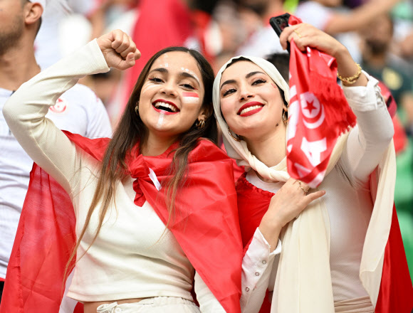 튀니지 팬들이 22일(현지시간) 카타르 알라이얀의 에듀케이션 시티 스타디움에서 열린  2022 카타르 월드컵 조별리그 D조 1차전 덴마크와의 경기중 열띤 응원을 펼치고 있다. 신화 연합뉴스