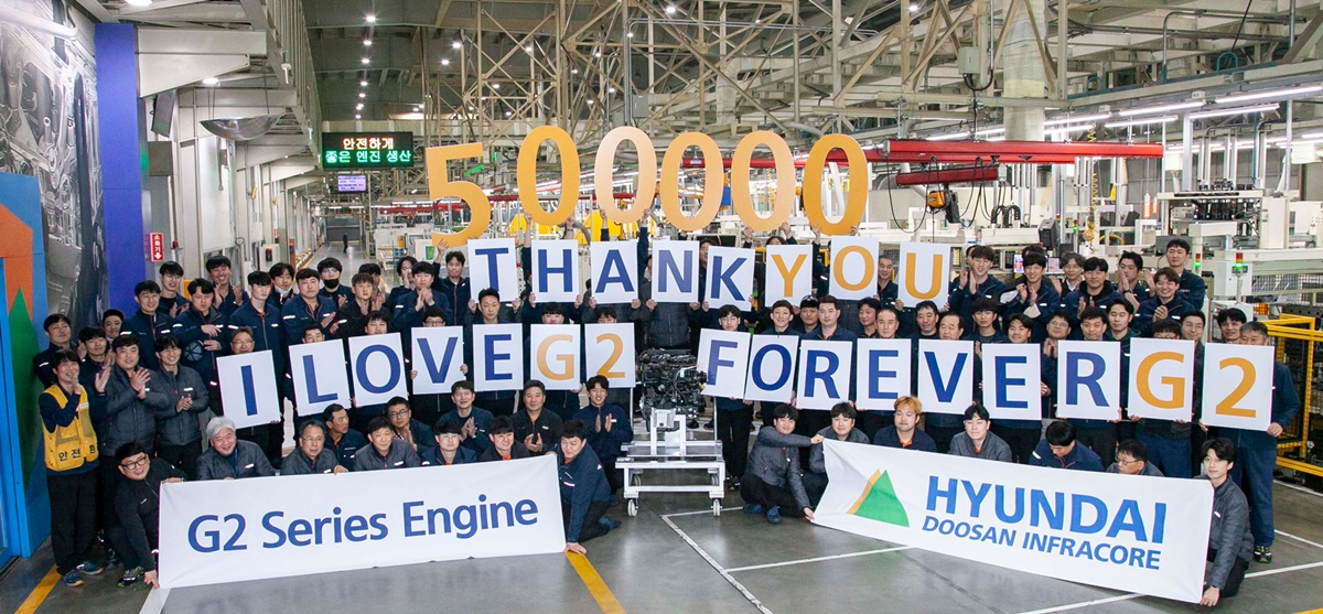 현대두산인프라코어 엔진사업본부 임직원들이 23일 인천 공장에서 G2엔진 50만대 생산 기념식에서 손뼉을 치며 자축하고 있다. 현대두산인프라코어 제공
