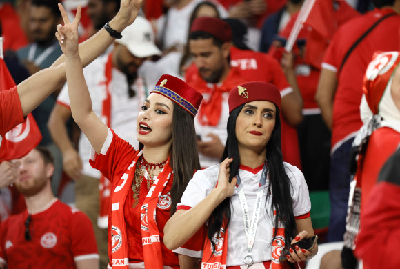 튀니지 팬들이이 22일(현지시간) 카타르 알라이얀의 에듀케이션 시티 스타디움에서 열린  2022 카타르 월드컵 조별리그 D조 1차전 덴마크와의 경기중 열띤 응원을 펼치고 있다. EPA 연합뉴스