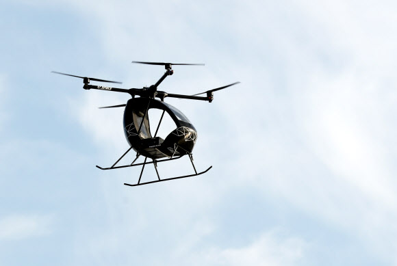 23일 오전 경기도 김포시 고촌읍 아라마리나에서 열린 도심항공모빌리티(UAM) 시연 행사에서 UAM 비행이 시연되고 있다. 2022.11.23  연합뉴스