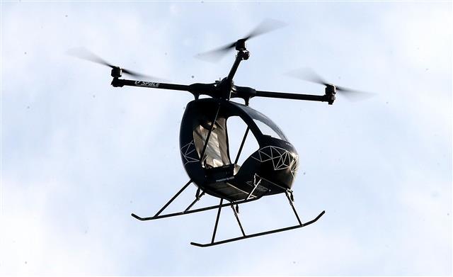 23일 오전 경기도 김포시 고촌읍 아라마리나에서 열린 2022 도심항공모빌리티(UAM) 비행시연 행사에서 UAM 비행이 시연되고 있다. 2022.11.23 뉴스1