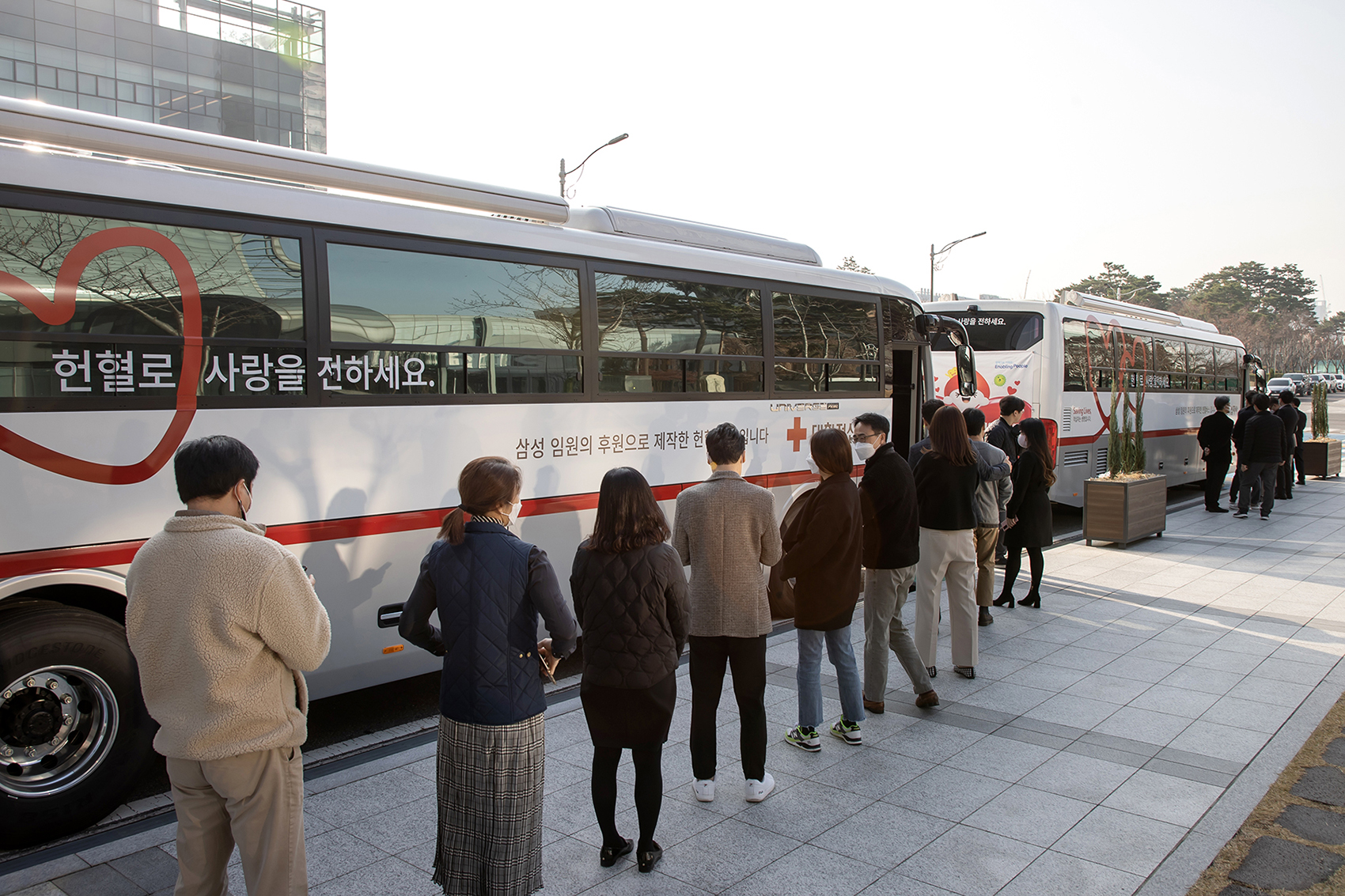 삼성은 각 계열사 임원들이 특별격려금 10%씩을 기부해 조성한 100억원으로 헌혈버스를 올해부터 10년간 매년 4대씩 기부한다고 23일 밝혔다. 사진은 헌혈에 동참하는 삼성 직원들 모습. 삼성전자 제공