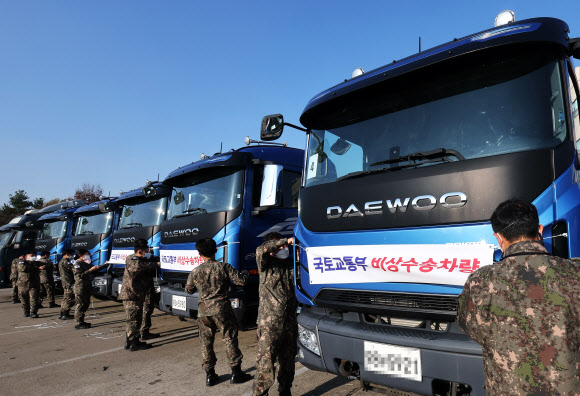 국토교통부 비상수송차량 준비하는 군 관계자들