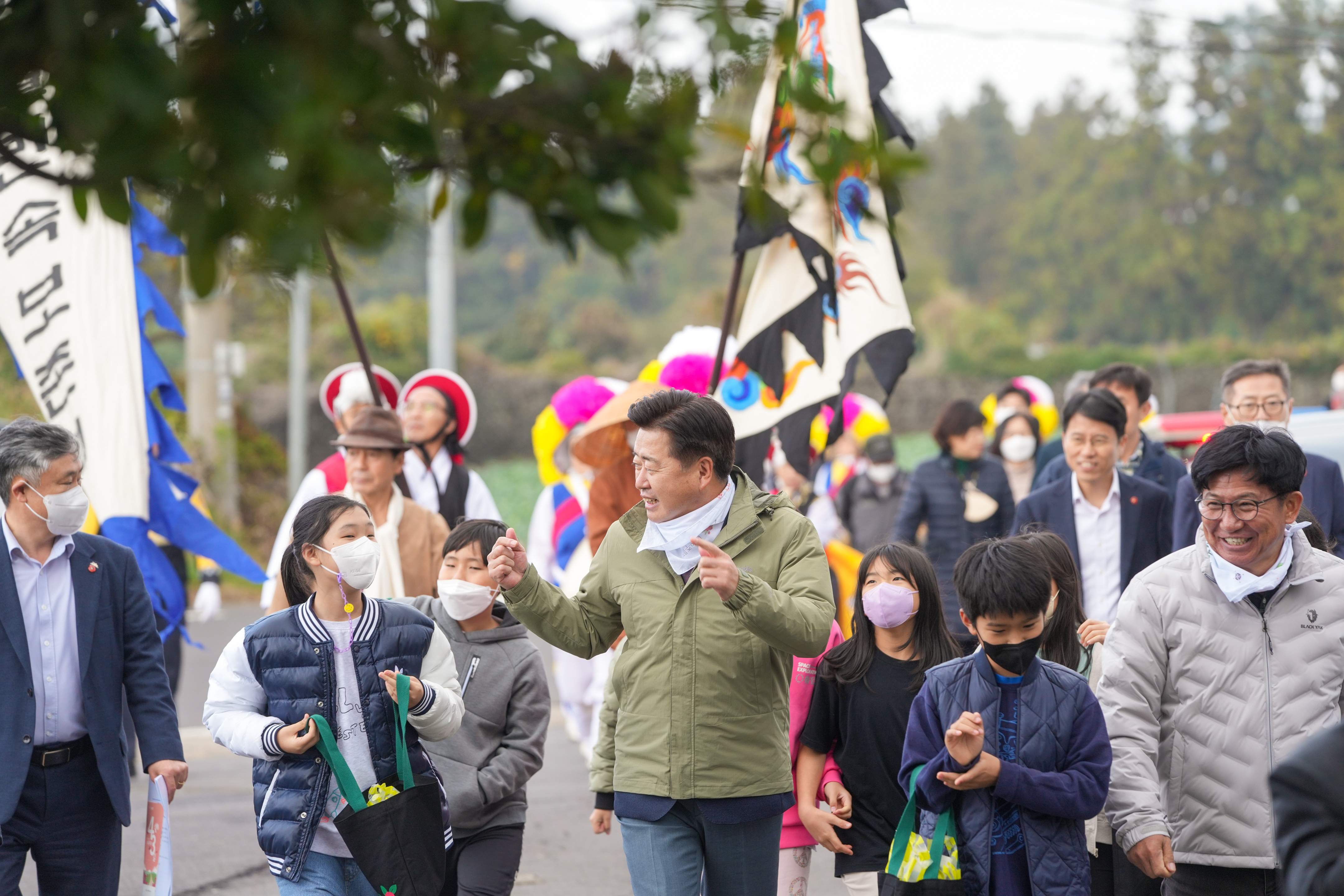 오영훈(가운데)제주도지사가 김경학(오른쪽)도의회의장과 애월주민들,아이들과 함께 일곱번째 4·3길 소길리을 걷고 있다. 제주도 제공