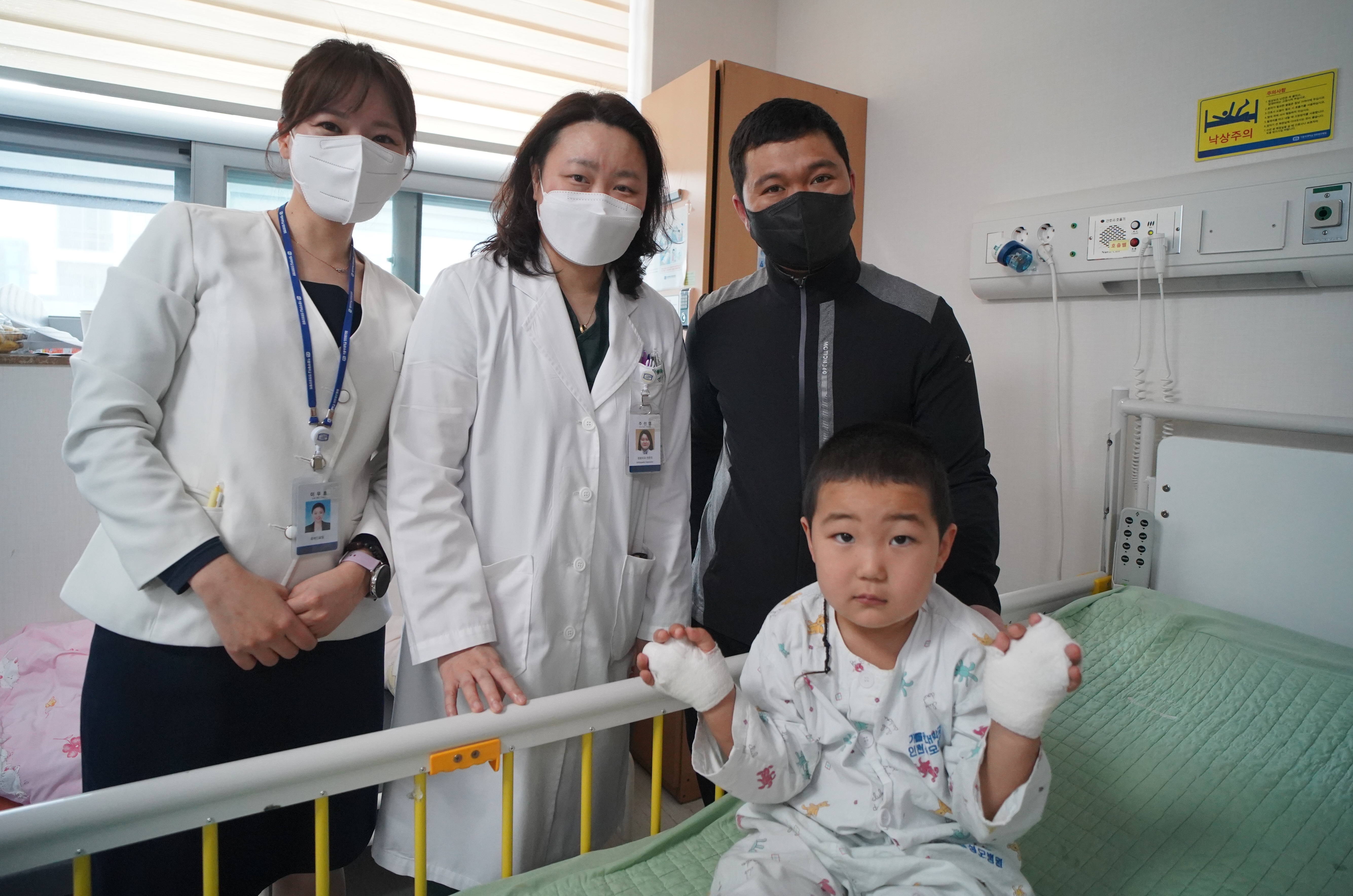 인천시와 인천관광공사가 가톨릭대 인천성모병원과 협력해 선천성 합지증을 안고 태어난 몽골 국적의 신네빌레그 소드작크할단(4)군의 손가락 분리 수술과 피부 이식술을 성공리에 마쳤다. 양손에 붕대를 감고 있는 소년이 소드작크할단군이며, 뒷줄 왼쪽 부터 카톨릭대 인천성모병원 국제진료팀 이우초 코디, 정형외과 주선영 교수, 소드작크할단군의 아버지 시네씨 이다. 인천시 제공.