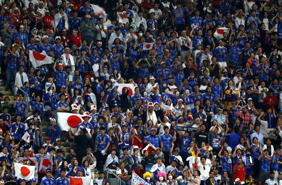 23일(현지시간)  카타르 알라이얀의 할리파 인터내셔널 스타디움에서 열린 ‘2022 카타르 월드컵’ 조별예선 E조 1차전에서 일본이 독일을 꺾자 일본팬들이 기뻐하고 있다. 알라이얀 AFP 연합뉴스
