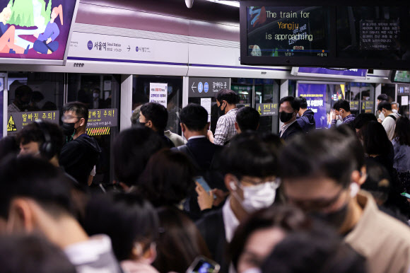 6일 오전 서울 1호선 서울역에서 승객들이 지하철을 기다리고 있다. 이날 1호선은 지난 4일 전국철도노조가 인력충원을 요구하며 시작한 파업의 영향으로 최대 20분 가량 지연됐다. 2022.10.06 연합뉴스