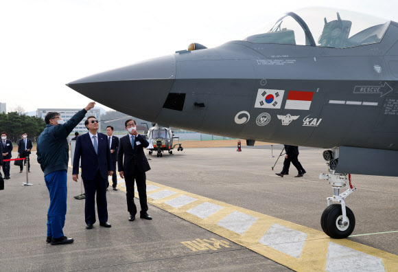 KF-21 살펴보는 윤석열 대통령