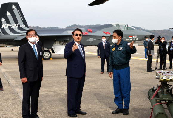KAI에 전시된 항공기 참관하는 윤석열 대통령