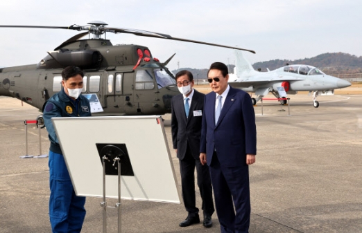 KAI 에전시된 항공기 참관하는 윤석열 대통령