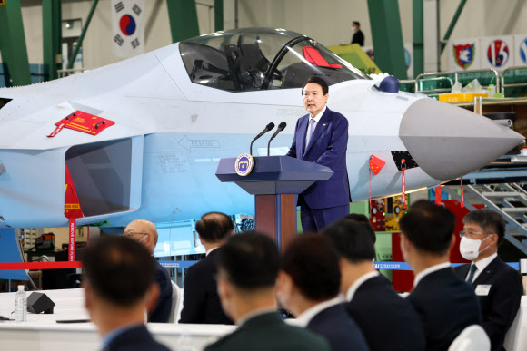 방산수출 전략회의에서 발언하는 윤석열 대통령