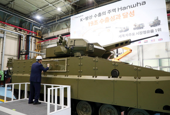 레드백 장갑차에 사인 세리머니 하는 윤석열 대통령