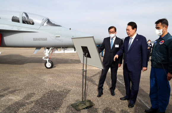 FA-50 경공격기 살펴보는 윤 대통령