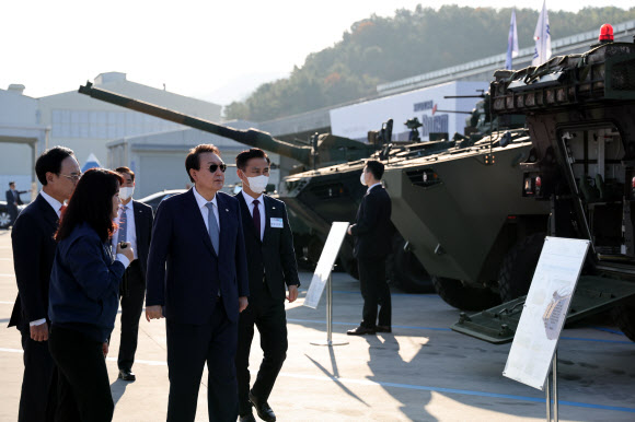 K1 구난전차 관람하는 윤석열 대통령