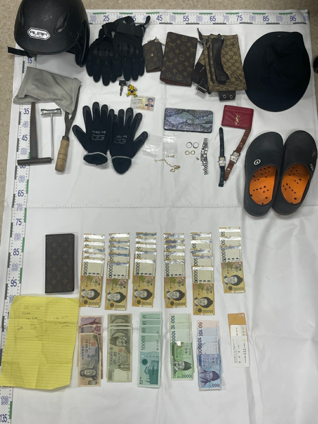 시골빈집만 돌며 절도 행각을 벌이다 체포된 40대 남성이 훔친 금품 및 현금들. 서귀포경찰서 제공