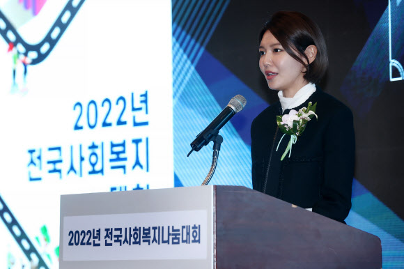 인사말 하는 최수영