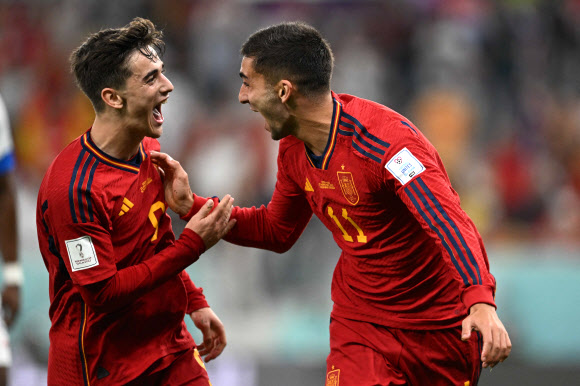 스페인의 페란 토레스(오른쪽)가 24일(한국시간) 카타르 도하 알투마마 스타디움에서 열린 2022 카타르월드컵 조별리그 E조 1차전에서 코스타리카를 상대로 팀의 다섯 번째 골을 넣은 뒤 가비와 함께 기뻐하고 있다. 도하 AFP 연합뉴스