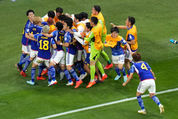 일본 축구 대표팀 선수들이 23일(현지시간) 카타르 도하 칼리파 인터내셔널 스타디움에서 열린 2022 카타르월드컵 조별리그 E조 1차전에서 독일에 2-1로 역전승을 거둔 뒤 기뻐하고 있다. AP 연합뉴스
