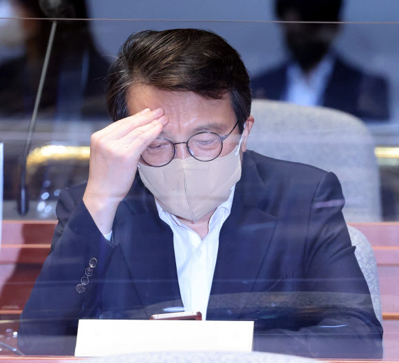 더불어민주당 김의겸 의원이 24일 국회에서 열린 의원총회에 참석해 자리에 앉아 있다. 연합뉴스