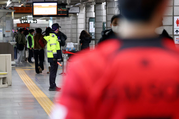 붉은악마 귀가길 살피는 경찰