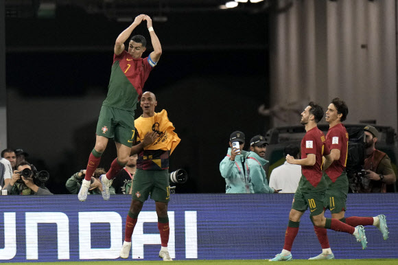 포르투갈의 크리스티아누 호날두가 카타르 도하 974 경기장에서 열린 월드컵 H조 포르투갈과 가나의 경기에서 팀의 첫 골을 넣은 후 세리모니를 하고 있다. 2022.11.25 AP연합뉴스