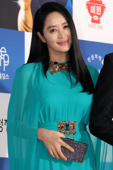 배우 김혜수가 25일 오후 서울 여의도 KBS홀에서 열린 제43회 청룡영화상 시상식 레드카펫 행사에 참석하고 있다. 2022.11.25  연합뉴스