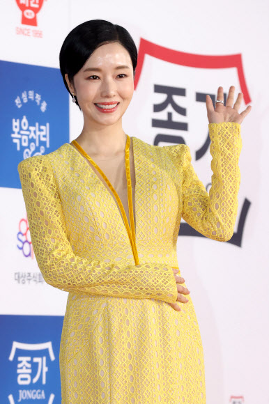 배우 이정현이 25일 오후 서울 여의도 KBS홀에서 열린 제43회 청룡영화상 시상식 레드카펫 행사에 참석하고 있다. 2022.11.25  연합뉴스