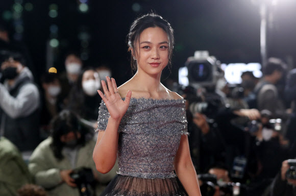 탕웨이가 25일 오후 서울 영등포구 여의도 KBS홀에서 열린 ‘제43회 청룡영화상 시상식’ 레드카펫 행사에서 포토월로 향하고 있다. 2022.11.25.  뉴시스