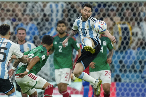 아르헨티나의 리오넬 메시가 2022년 11월 26일 토요일 카타르 루사일의 루사일 스타디움에서 열린 아르헨티나와 멕시코의 월드컵 C조 축구 경기에서 공을 제어하고 있다. (AP