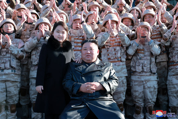 북한 김정은 국무위원장이 지난 18일 있었던 대륙간탄도미사일(ICBM) ‘화성-17형’ 발사에 참여했던 공로자들과 기념사진을 찍고 그들의 노력을 평가했다.  조선중앙통신은 27일 “경애하는 김정은 동지께서 신형대륙간탄도미사일 화성포-17형 시험발사 성공에 기여한 성원들과 함께 기념사진을 찍으시였다”고 보도했다. 통신은 특히 이번 기념촬영에 “경애하는 총비서 동지께서 존귀하신 자제분과 함께 촬영장에 나왔다”고 밝혔다. 김 위원장은 지난 18일 ICBM 발사장에서 처음 공개했던 둘째 딸과 이번에도 손을 꼭 잡고 등장했다. 2022.11.27  평양 조선중앙통신·연합뉴스