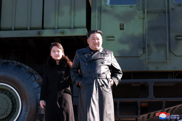 북한 김정은 국무위원장이 지난 18일 있었던 대륙간탄도미사일(ICBM) ‘화성-17형’ 발사에 참여했던 공로자들과 기념사진을 찍고 그들의 노력을 평가했다.  조선중앙통신은 27일 “경애하는 김정은 동지께서 신형대륙간탄도미사일 화성포-17형 시험발사 성공에 기여한 성원들과 함께 기념사진을 찍으시였다”고 보도했다. 통신은 특히 이번 기념촬영에 “경애하는 총비서 동지께서 존귀하신 자제분과 함께 촬영장에 나왔다”고 밝혔다. 김 위원장은 지난 18일 ICBM 발사장에서 처음 공개했던 둘째 딸과 이번에도 손을 꼭 잡고 등장했다. 2022.11.27  평양 조선중앙통신·연합뉴스