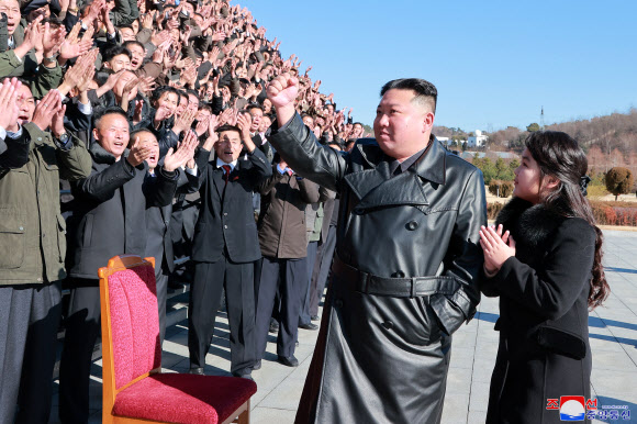북한 김정은 국무위원장이 지난 18일 있었던 대륙간탄도미사일(ICBM) ‘화성-17형’ 발사에 참여했던 공로자들과 기념사진을 찍고 그들의 노력을 평가했다.  조선중앙통신은 27일 “경애하는 김정은 동지께서 신형대륙간탄도미사일 화성포-17형 시험발사 성공에 기여한 성원들과 함께 기념사진을 찍으시였다”고 보도했다. 통신은 특히 이번 기념촬영에 “경애하는 총비서 동지께서 존귀하신 자제분과 함께 촬영장에 나왔다”고 밝혔다. 김 위원장은 지난 18일 ICBM 발사장에서 처음 공개했던 둘째 딸과 이번에도 손을 꼭 잡고 등장했다. 2022.11.27  평양 조선중앙통신·연합뉴스