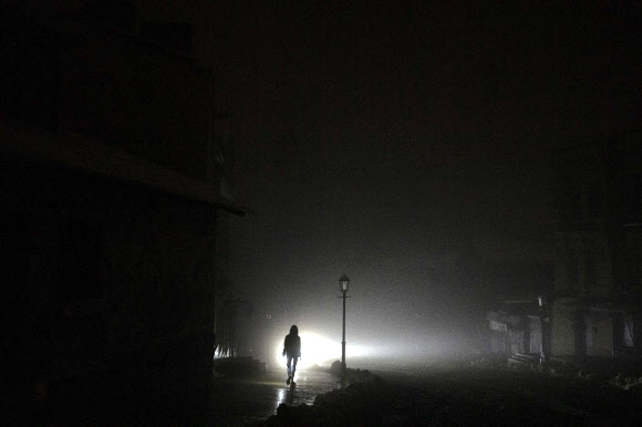 지난 24일(현지시간)우크라이나 수도 키이우의 거리. 러시아의 기간시설 공습으로 대부분의 지역이 정전이다. AP