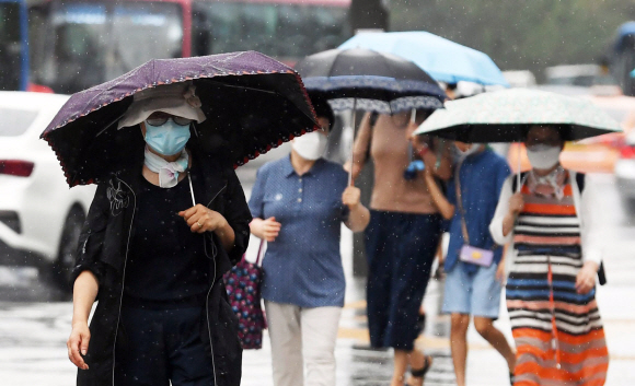 우산을 쓰고 걸어가는 시민들. 서울신문DB