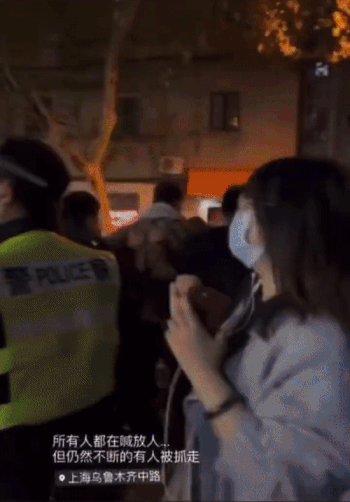 중국 시위 취재 도중 공안에 연행되는 BBC 기자