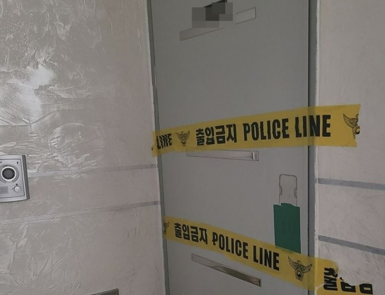 지난 26일 뇌사에 빠진 40대 부모와 함께 10대 형제가 숨진 채 발견된 인천 주택가 한 빌라. 연합뉴스