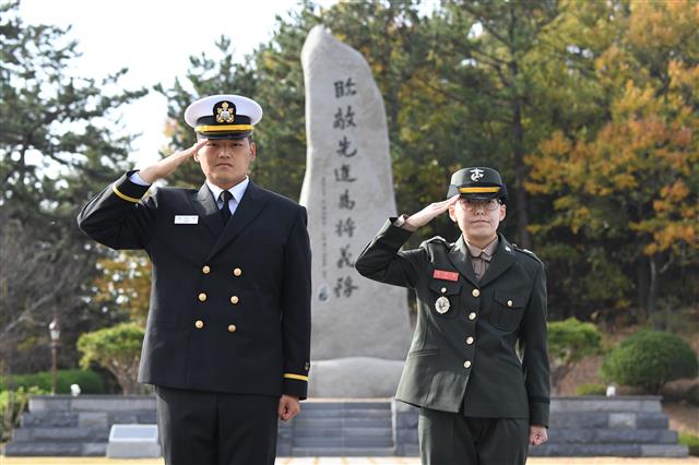 4대를 이은 병역 명문가 해군 최진영(왼쪽) 소위와 3대째 군인의 길을 걷는 해병대 임지유 소위가 28일 해군사관학교에서 열린 사관후보생 임관식에서 기념 촬영을 하고 있다. 해군 제공