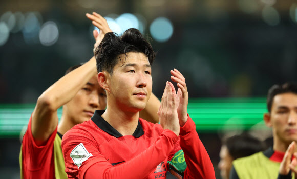 28일 오후(현지시간) 카타르 알라이얀의 에듀케이션 시티 스타디움에서 열린 2022 카타르 월드컵 조별리그 H조 2차전 대한민국과 가나의 경기. 2-3으로 패한 한국의 손흥민이 관중들에게 박수를 보내고 있다. 2022.11.29  연합뉴스
