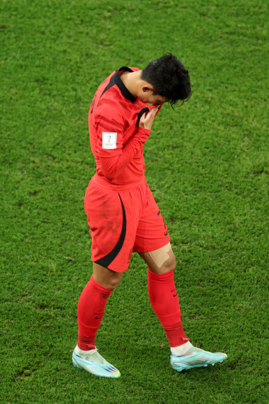 28일 오후(현지시간) 카타르 알라이얀의 에듀케이션 시티 스타디움에서 열린 2022 카타르 월드컵 조별리그 H조 2차전 대한민국과 가나의 경기. 2-3으로 경기 종료 후 손흥민이 아쉬운 표정으로 그라운드를 나가고 있다. 2022.11.28  연합뉴스