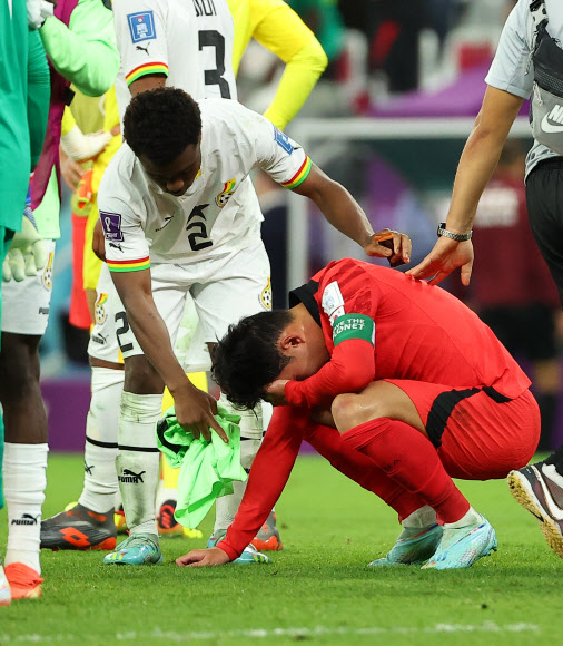 28일 오후(현지시간) 카타르 알라이얀의 에듀케이션 시티 스타디움에서 열린 2022 카타르 월드컵 조별리그 H조 2차전 대한민국과 가나의 경기. 손흥민이 경기를 마친 뒤 아쉬운 표정을 짓고 있다. 2022.11.29  연합뉴스