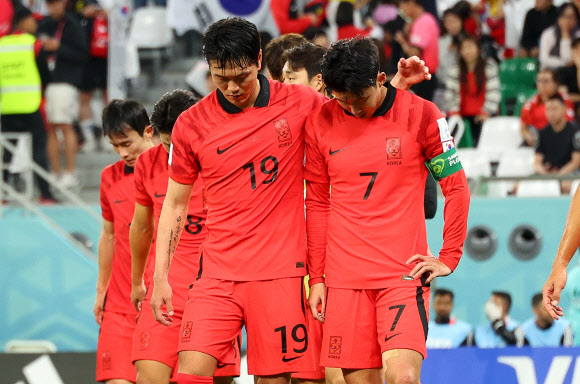 28일 오후(현지시간) 카타르 알라이얀의 에듀케이션 시티 스타디움에서 열린 2022 카타르 월드컵 조별리그 H조 2차전 대한민국과 가나의 경기. 2-3으로 경기가 종료되자 손흥민과 김영권이 아쉬워하고 있다. 2022.11.29  연합뉴스