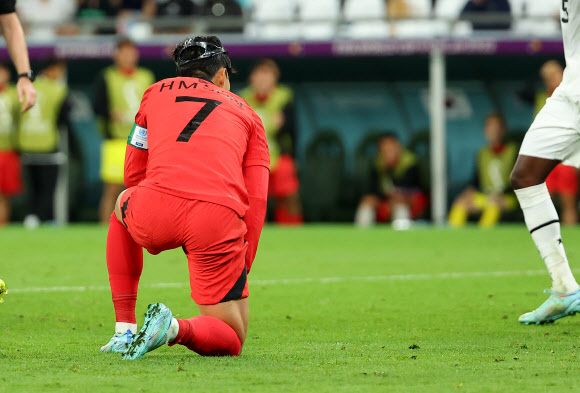 28일 오후(현지시간) 카타르 알라이얀의 에듀케이션 시티 스타디움에서 열린 2022 카타르 월드컵 조별리그 H조 2차전 대한민국과 가나의 경기. 슛 기회를 놓친 손흥민이 아쉬워하고 있다. 2022.11.28  연합뉴스
