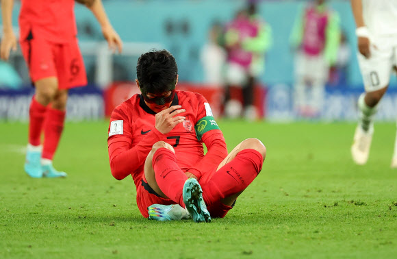 28일 오후(현지시간) 카타르 알라이얀의 에듀케이션 시티 스타디움에서 열린 2022 카타르 월드컵 조별리그 H조 2차전 대한민국과 가나의 경기. 손흥민이 넘어져 있다. 2022.11.28  연합뉴스