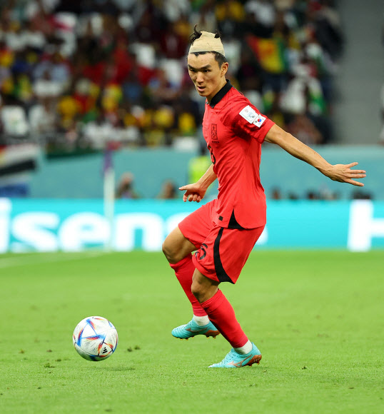 28일 오후(현지시간) 카타르 알라이얀의 에듀케이션 시티 스타디움에서 열린 2022 카타르 월드컵 조별리그 H조 2차전 대한민국과 가나의 경기. 부상을 입은 황인범이 공을 따내고 있다. 2022.11.28  연합뉴스