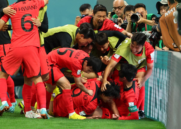 28일 오후(현지시간) 카타르 알라이얀의 에듀케이션 시티 스타디움에서 열린 2022 카타르 월드컵 조별리그 H조 2차전 대한민국과 가나의 경기. 조규성이 동점골을 넣고 동료선수들과 기뻐하고 있다. 2022.11.28  연합뉴스