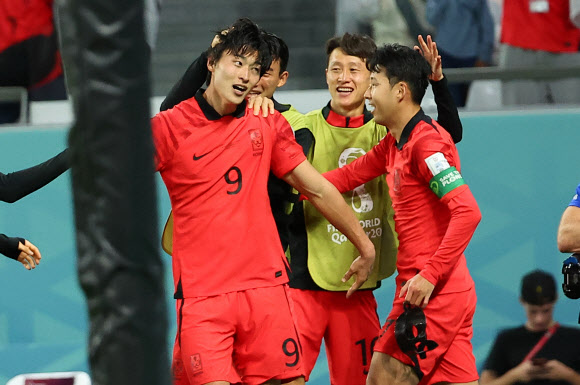 28일 오후(현지시간) 카타르 알라이얀의 에듀케이션 시티 스타디움에서 열린 2022 카타르 월드컵 조별리그 H조 2차전 대한민국과 가나의 경기. 동점골을 넣은 조규성이 동료선수들과 기뻐하고 있다. 2022.11.28  연합뉴스